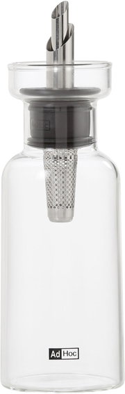 Transparente Glas-Öl- oder Essigflasche mit AdHoc-Logo, Edelstahl-Ausgießer und integriertem Sieb, freigestellt in frontaler Ansicht.