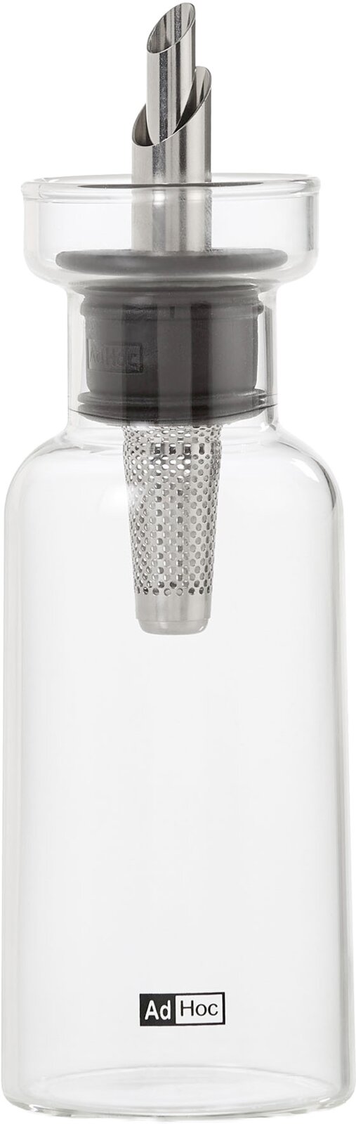 Transparente Glas-Öl- oder Essigflasche mit AdHoc-Logo, Edelstahl-Ausgießer und integriertem Sieb, freigestellt in frontaler Ansicht.