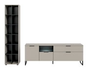 Modernes Möbel-Set in Beige: hoher offener Regalschrank mit dunklen Fächern und niedriges Sideboard mit Schubladen, Klappenfach und schwarzen Metallfüßen, Frontansicht leicht perspektivisch