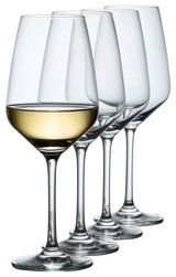 Vier elegante Weingläser in einer Reihe, eines davon mit Weißwein gefüllt, seitliche Perspektive.