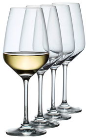 Vier elegante Weingläser in einer Reihe, eines davon mit Weißwein gefüllt, seitliche Perspektive.