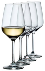 Vier elegante wijnglazen op een rij, waarvan één gevuld met witte wijn, gezien vanaf de zijkant.