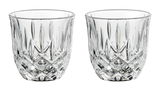 Zwei elegante, kristallklare Espressogläser mit facettiertem Design, frontal fotografiert.