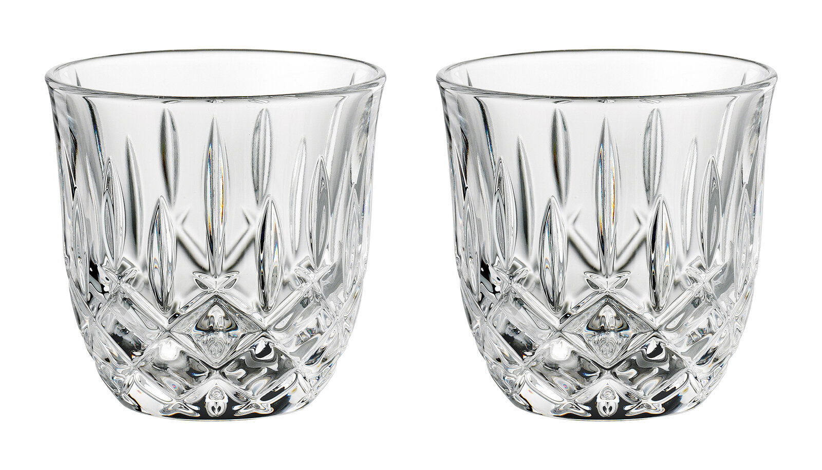 Zwei elegante, kristallklare Espressogläser mit facettiertem Design, frontal fotografiert.