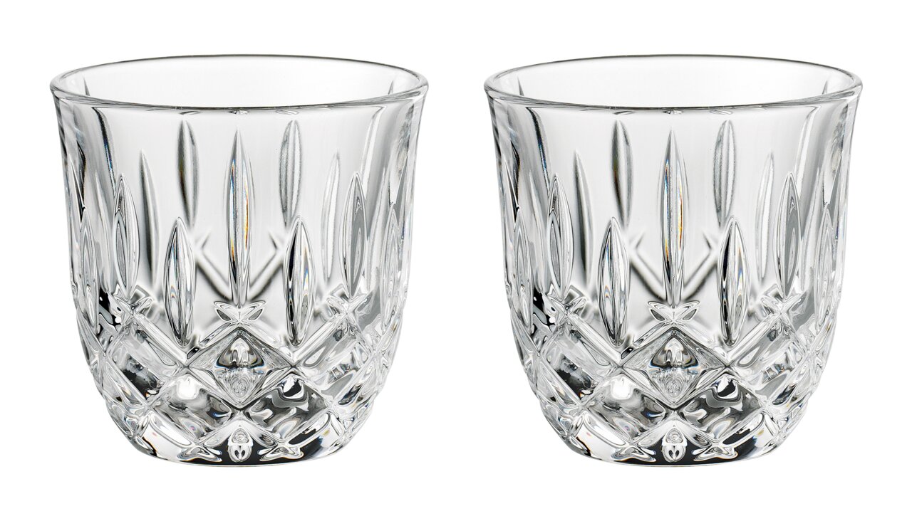 Zwei elegante, kristallklare Espressogläser mit facettiertem Design, frontal fotografiert.