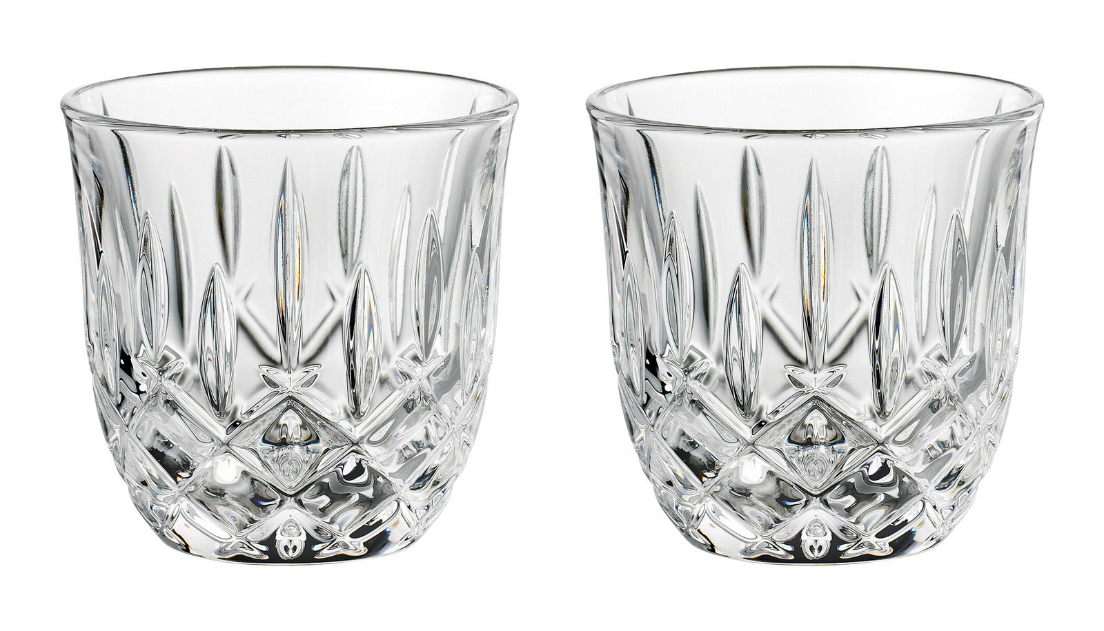 Zwei elegante, kristallklare Espressogläser mit facettiertem Design, frontal fotografiert.