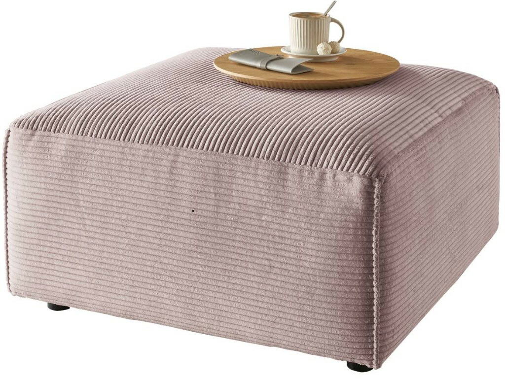 Quadratischer Hocker aus geripptem Stoff in Rosa, von schräg oben fotografiert, mit einem runden Tablett, einer Tasse und einem Löffel darauf.