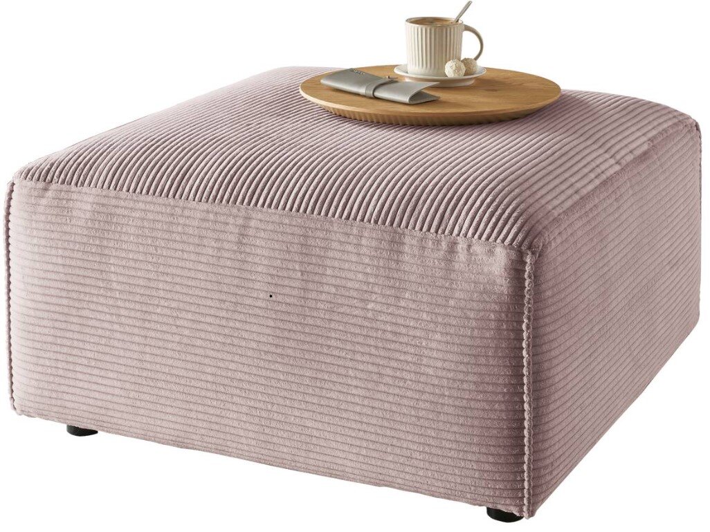 Quadratischer Hocker aus geripptem Stoff in Rosa, von schräg oben fotografiert, mit einem runden Tablett, einer Tasse und einem Löffel darauf.