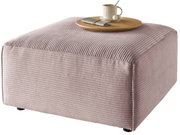 Quadratischer Hocker aus geripptem Stoff in Rosa, von schräg oben fotografiert, mit einem runden Tablett, einer Tasse und einem Löffel darauf.