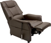 Bequemer brauner Fernsehsessel mit verstellbarer Rückenlehne und Fußstütze, seitliche Perspektive