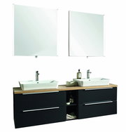 Moderne Badkombination mit zwei Waschbecken, zwei Spiegeln und Stauraum, frontal betrachtet.