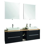 Moderne Badkombination mit zwei Waschbecken, zwei Spiegeln und Stauraum, frontal betrachtet.