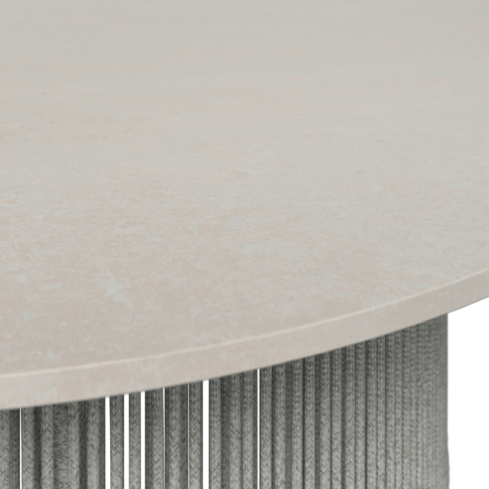 Nahaufnahme einer Tischplatte aus hellem Stein mit geflochtenem Seil als Tischbein, seitliche Perspektive.