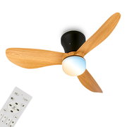 Deckenventilator mit drei Holzflügeln, schwarzem Motorgehäuse und integrierter runder LED-Leuchte, mit Fernbedienung im Vordergrund; Ansicht schräg von unten