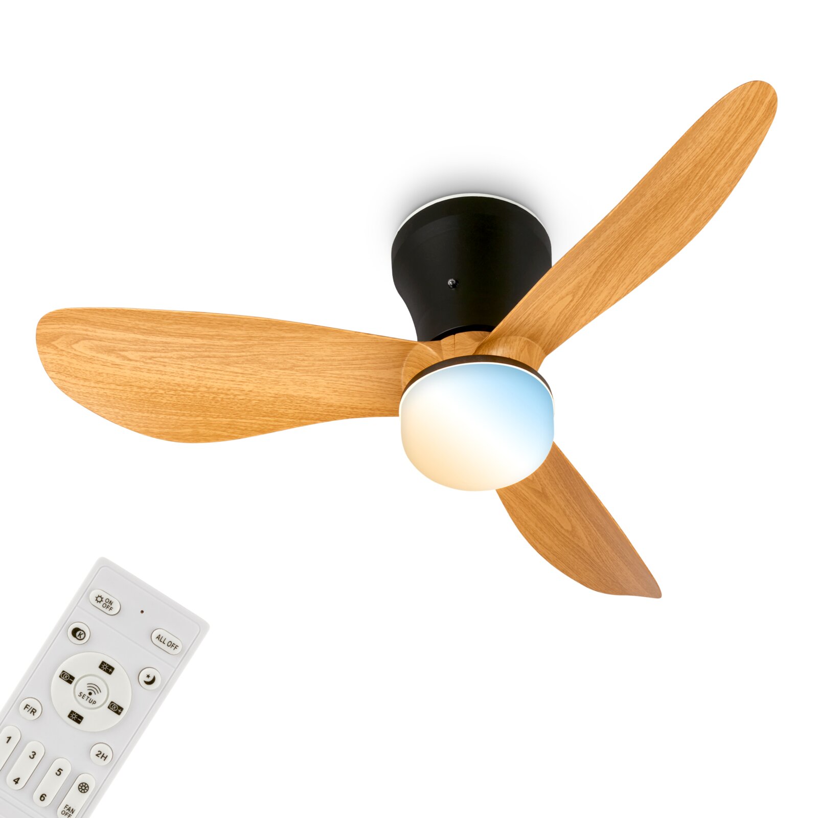 Deckenventilator mit drei Holzflügeln, schwarzem Motorgehäuse und integrierter runder LED-Leuchte, mit Fernbedienung im Vordergrund; Ansicht schräg von unten