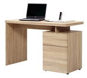 Moderner Schreibtisch aus Holz mit Laptop und Büchern, seitliche Perspektive