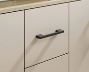 Nahaufnahme eines Sideboards mit cremefarbenen Türen und schwarzem Griff, aus seitlicher Perspektive.