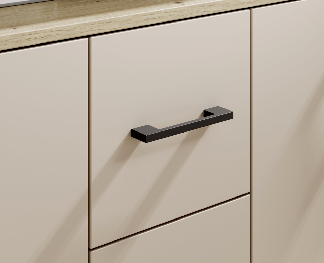 Nahaufnahme eines Sideboards mit cremefarbenen Türen und schwarzem Griff, aus seitlicher Perspektive.