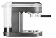Seitliche Ansicht einer Edelstahl-Espressomaschine mit Wassertank und Siebträger.