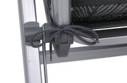 Nahaufnahme einer grauen Sesselauflage mit Kordelbefestigung an einem Metallrahmen.