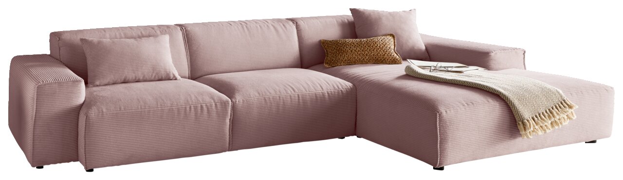 Rosa Ecksofa mit Ottomane, dekoriert mit Kissen und Decke, Perspektive von vorne rechts