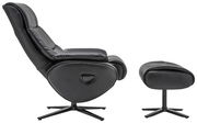 Seitliche Ansicht eines schwarzen Relaxsessels mit passendem Hocker, beide mit drehbarem Fuß.