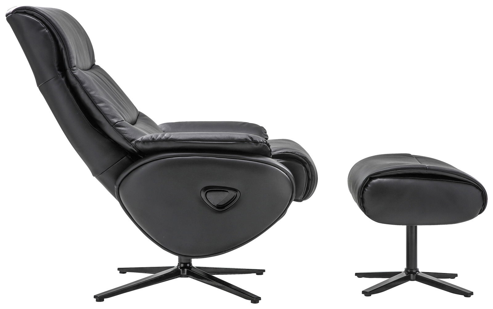 Seitliche Ansicht eines schwarzen Relaxsessels mit passendem Hocker, beide mit drehbarem Fuß.