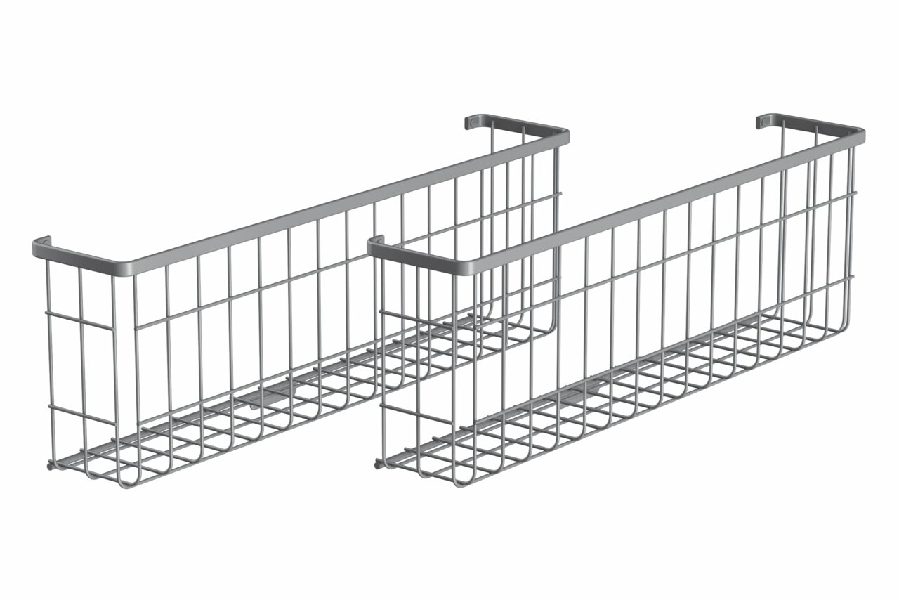 Zwei silberne Wandkörbe aus Metallgitter, seitliche Perspektive