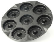 Vogelperspektive auf eine schwarze Backform mit acht runden Vertiefungen, ideal für Apfelküchlein.