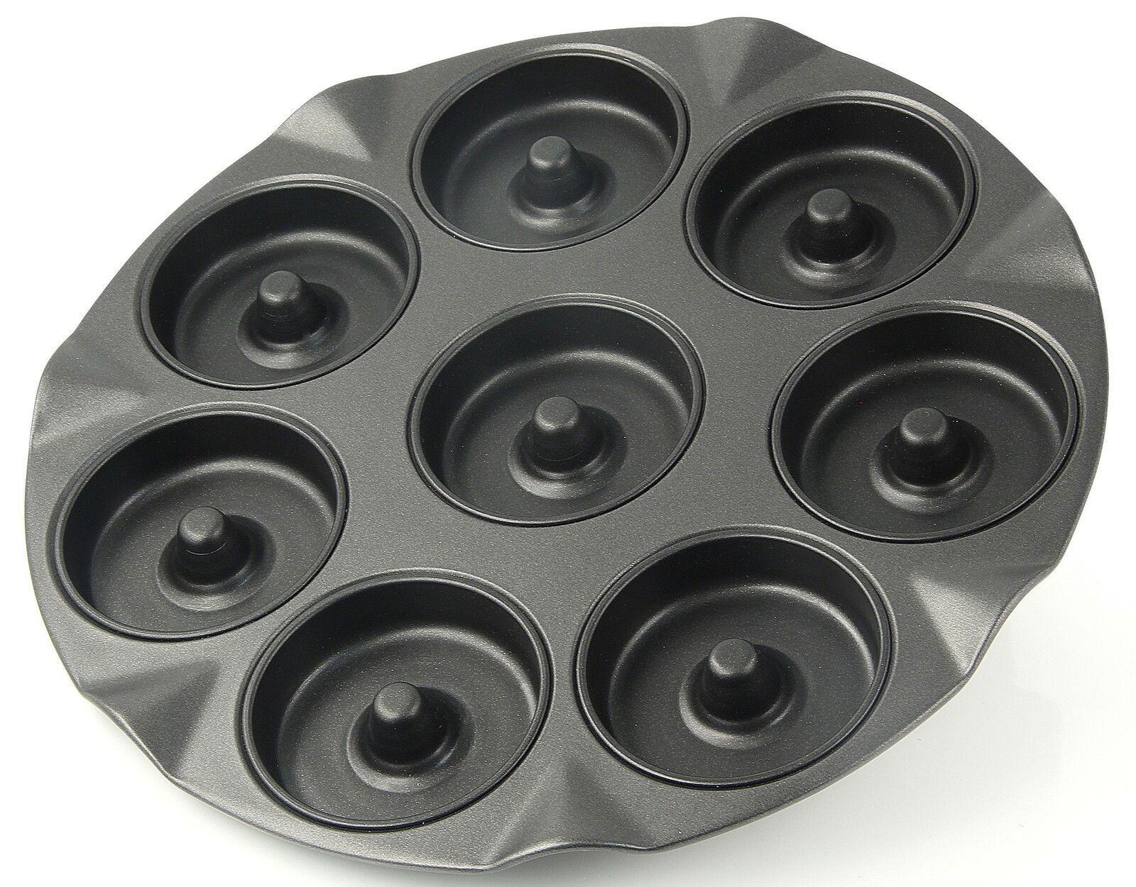 Vogelperspektive auf eine schwarze Backform mit acht runden Vertiefungen, ideal für Apfelküchlein.