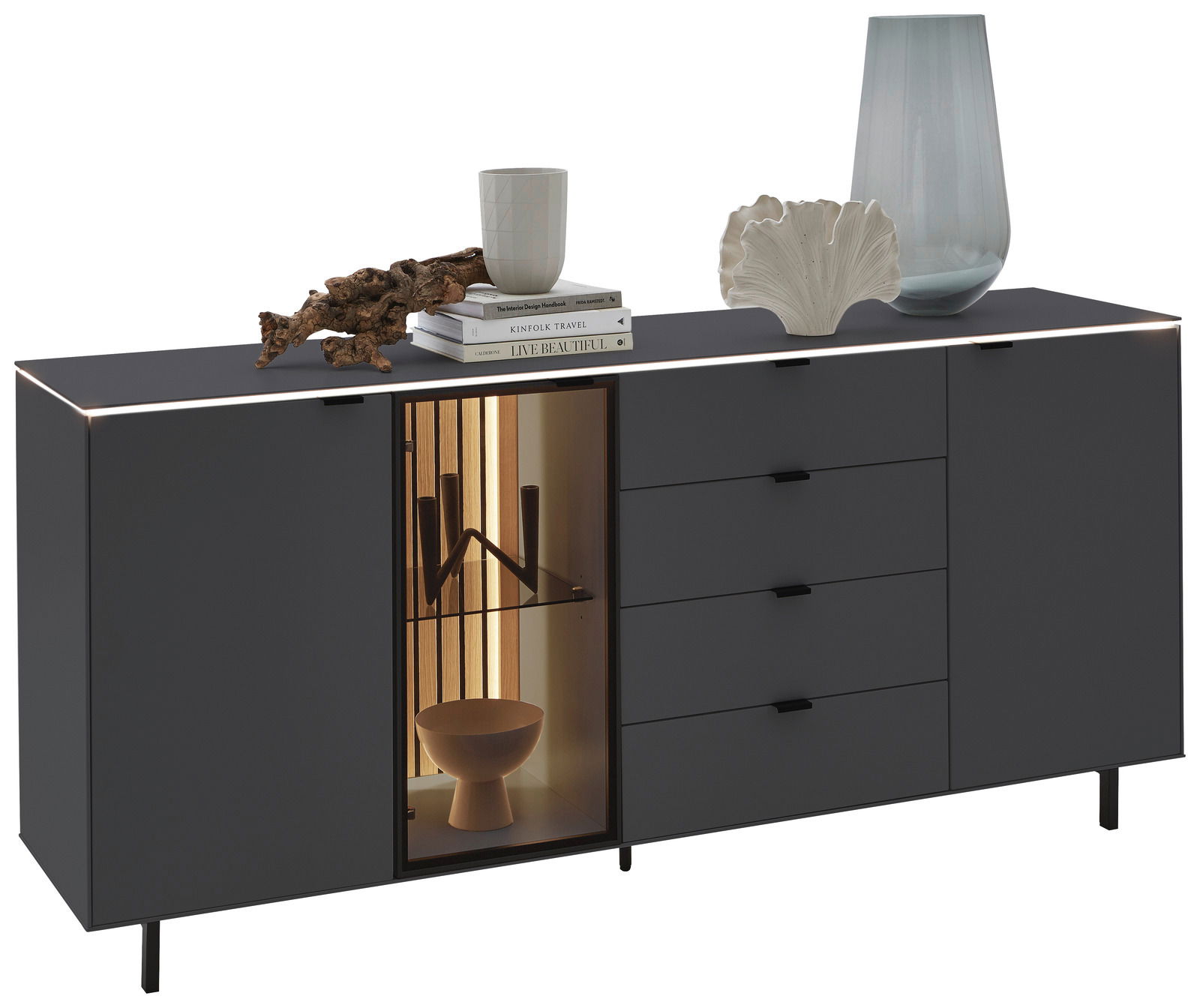 Modernes Sideboard in dunklem Design mit Glasvitrine, dekoriert mit Büchern, Vase und Skulptur, Frontalansicht.