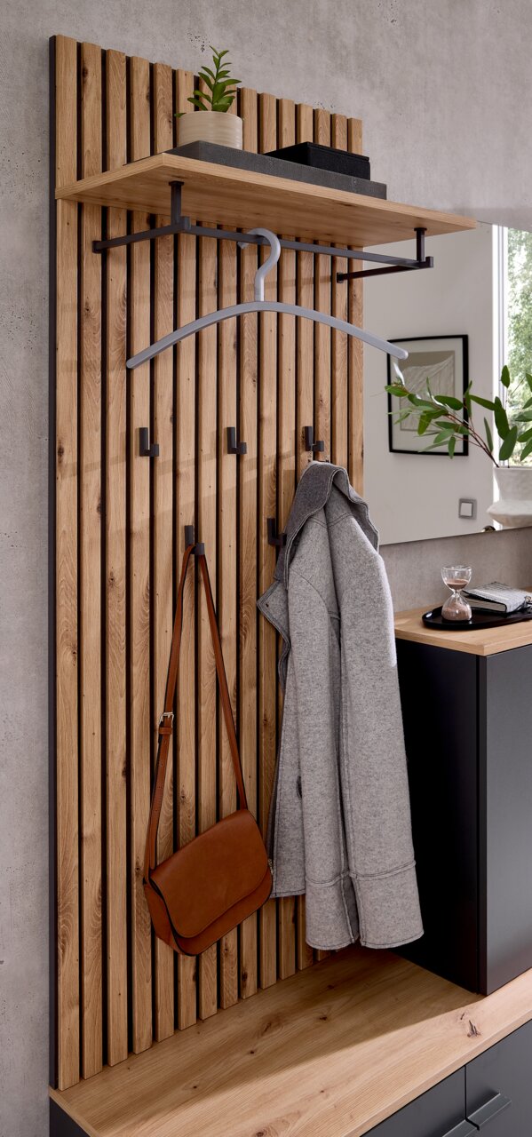 Compacte houten kapstok met haken, kleerhangers en een plank, zijaanzicht