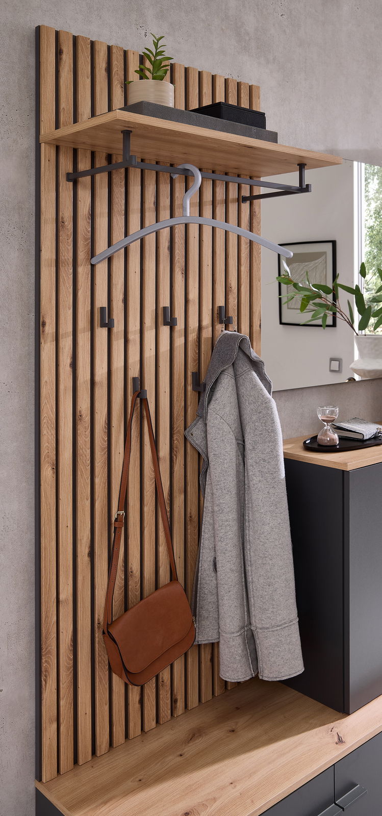 Kompaktgarderobe aus Holz mit Haken, Kleiderbügel und Ablage, seitliche Perspektive