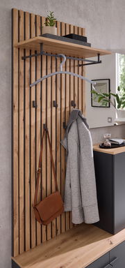 Kompaktgarderobe aus Holz mit Haken, Kleiderbügel und Ablage, seitliche Perspektive