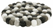 Runder Untersetzer aus Filzkugeln in verschiedenen Grautönen, Weiß und Schwarz, aus der Vogelperspektive betrachtet.
