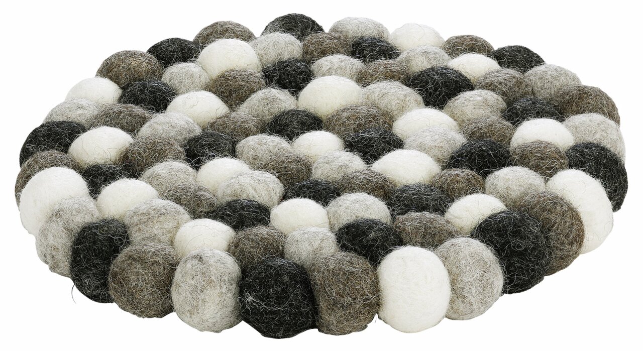 Runder Untersetzer aus Filzkugeln in verschiedenen Grautönen, Weiß und Schwarz, aus der Vogelperspektive betrachtet.