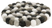 Runder Untersetzer aus Filzkugeln in verschiedenen Grautönen, Weiß und Schwarz, aus der Vogelperspektive betrachtet.