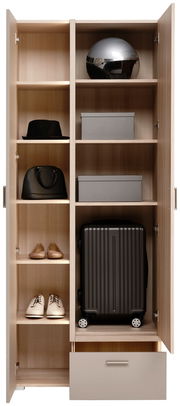 Offener Garderobenschrank mit mehreren Fächern, die einen Helm, einen Hut, eine Handtasche, Schuhe und einen Koffer enthalten. Frontalansicht.