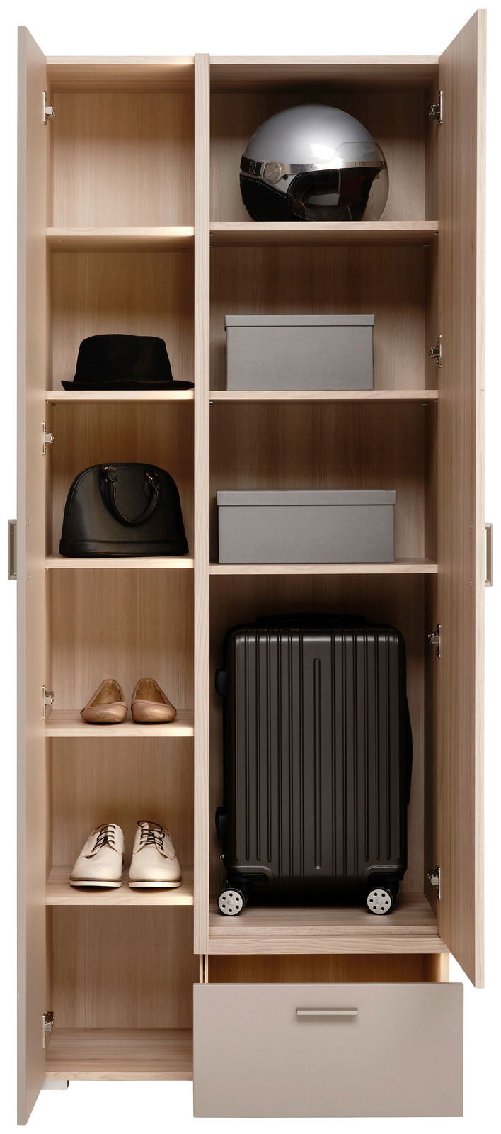 Offener Garderobenschrank mit mehreren Fächern, die einen Helm, einen Hut, eine Handtasche, Schuhe und einen Koffer enthalten. Frontalansicht.