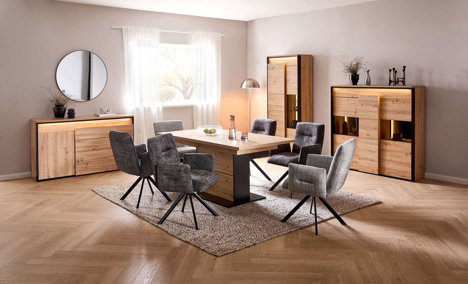 Moderner Funktions-Esstisch aus Holz mit schwarzem Metallgestell, umgeben von sechs grauen Polsterstühlen in einem stilvoll eingerichteten Esszimmer. Perspektive: Frontalansicht.