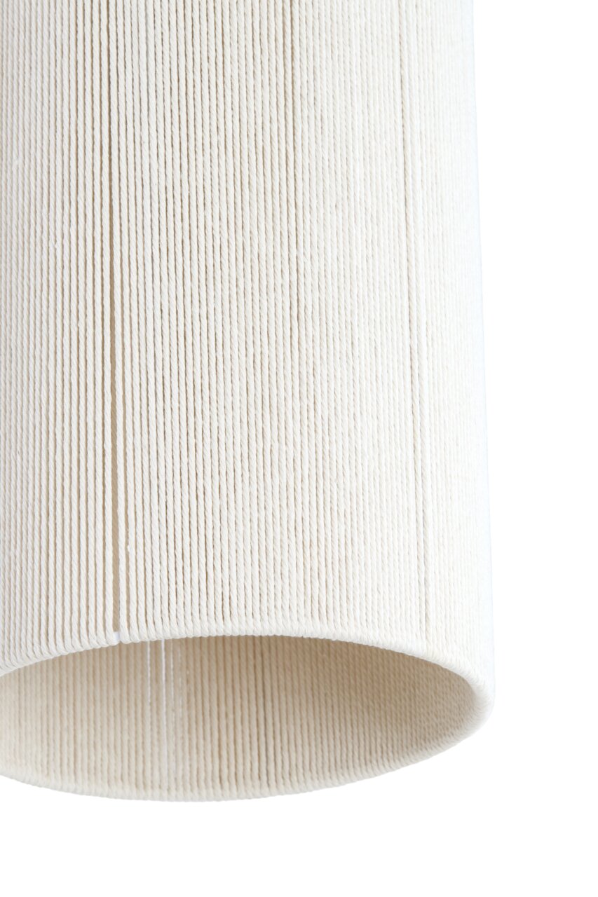 Close-up van een crèmekleurige, geribbelde stoffen boord aan een mouw- of zoomrand, detailfoto van voren, licht van onderaf