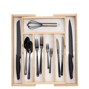 Vogelperspektive auf einen ausziehbaren Besteckkasten mit schwarzem Besteck und Küchenutensilien.