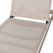 Nahaufnahme einer Sonnenliege aus beigem Material mit verstellbarer Rückenlehne, seitliche Perspektive