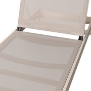 Nahaufnahme einer Sonnenliege aus beigem Material mit verstellbarer Rückenlehne, seitliche Perspektive