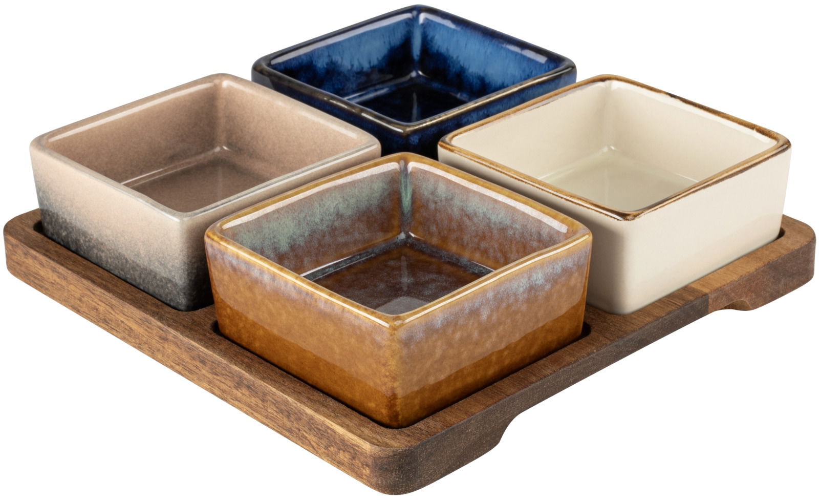 Vogelperspektive auf ein Akazienbrett mit vier quadratischen Servierschalen in verschiedenen Farben.