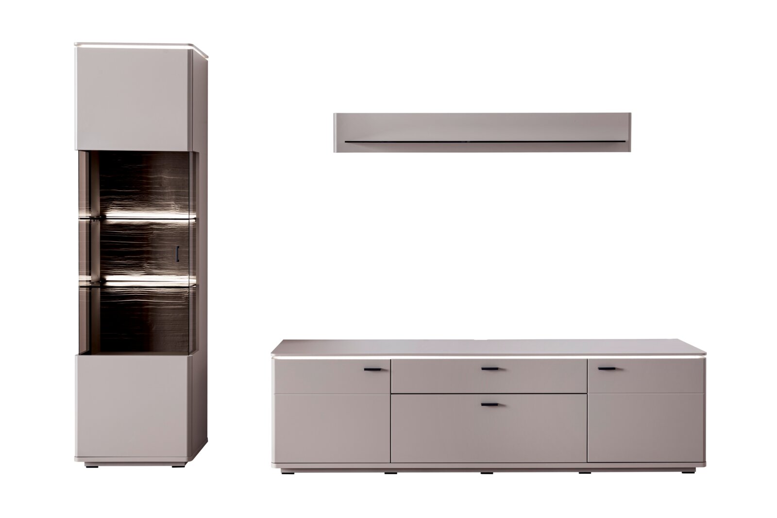 Zurbrüggen Wandkombination TORRENT Modernes Wohnzimmerset in Hellgrau mit hoher Vitrine mit Glastür und Innenböden, langem Sideboard mit Schubladen und Türen sowie schwebendem Wandregal; Frontansicht.