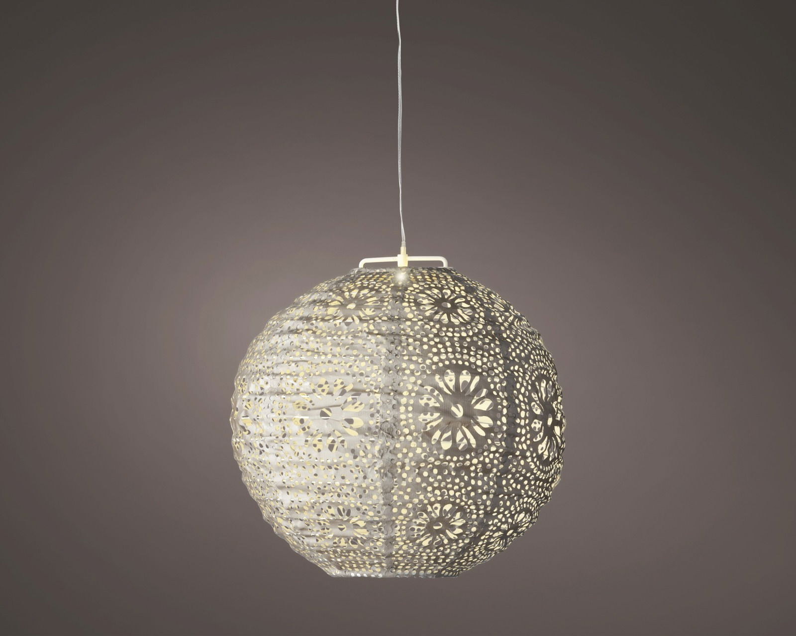 Hängende Solar Laterne mit filigranem Muster, seitliche Perspektive