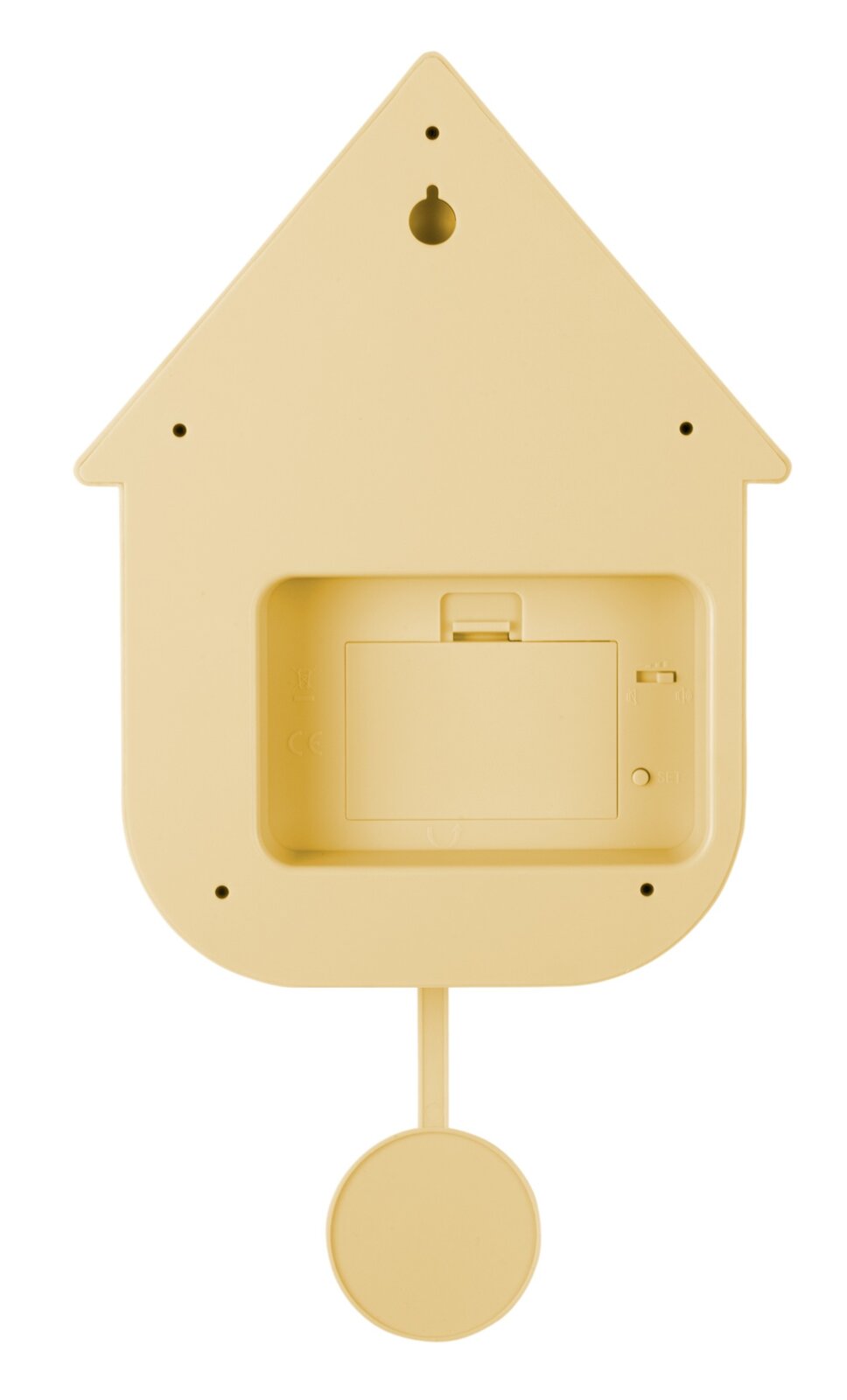 Achterkant van een gele wandklok in de vorm van een huisje met slinger.