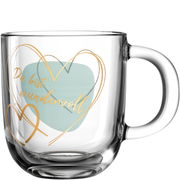 Glas-Tasse mit der Aufschrift 'Du bist wundervoll' in goldener Schrift und Herzmotiven, seitliche Perspektive