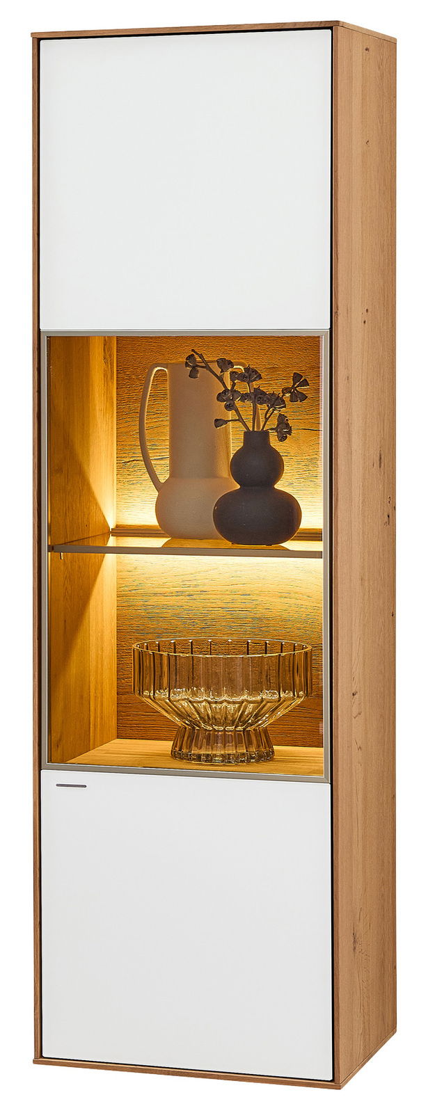 Valnatura Hängevitrine (links) LAGO Hängevitrine Valnatura LAGO aus Holz mit zwei weißen Türen und einem beleuchteten Glasfach, frontal betrachtet.